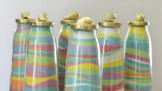 Com fer sorra de colors per decorar un pot de vidre